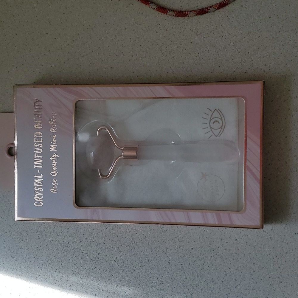 Beauty Face Roller w/ travel pouch